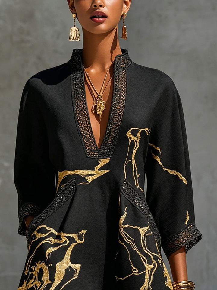 Mini abito nero donna con elegante stampa marmo oro e profondo scollo V, ideale per un look chic.