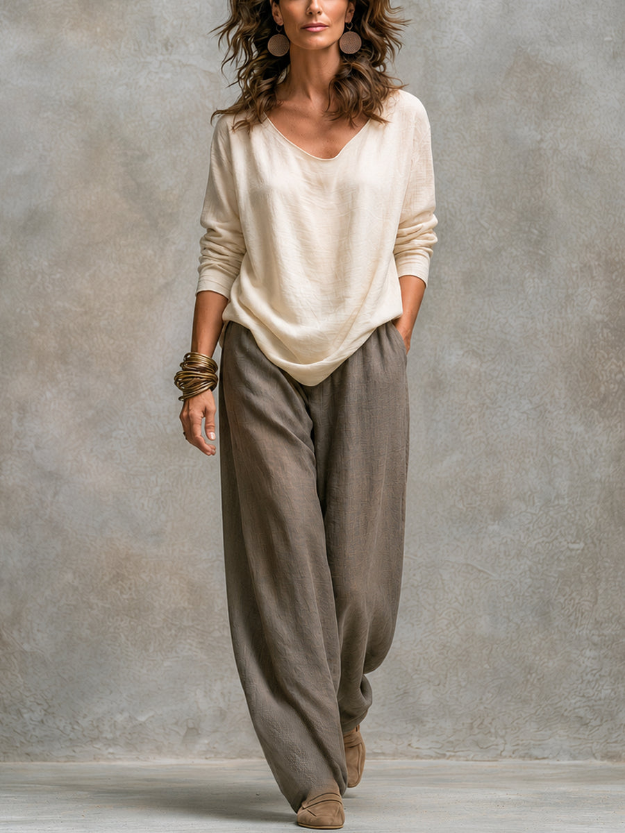 Elegante completo donna tre pezzi beige-grigio: cardigan aperto, top coordinato e pantaloni larghi fluidi. Perfetto casual.