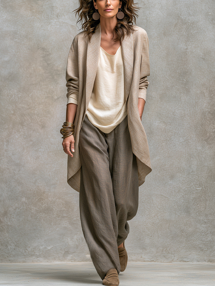 Primo piano del completo donna tre pezzi fluido beige-grigio. Cardigan aperto e pantaloni larghi, stile primavera estate.
