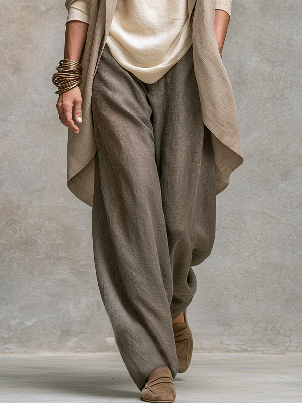 Moda donna: completo tre pezzi fluido beige-grigio, include cardigan aperto e pantaloni larghi per massimo comfort e stile.
