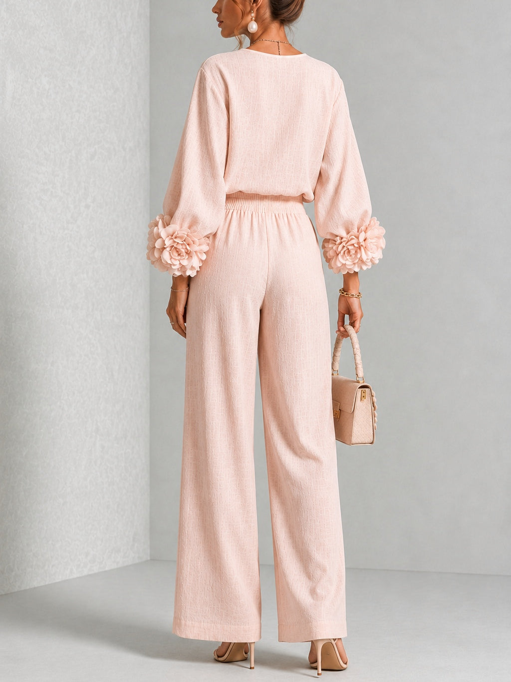 Completo donna floreale elegante in lino, top a maniche e pantaloni larghi a vita alta. Perfetto abbigliamento casual chic.