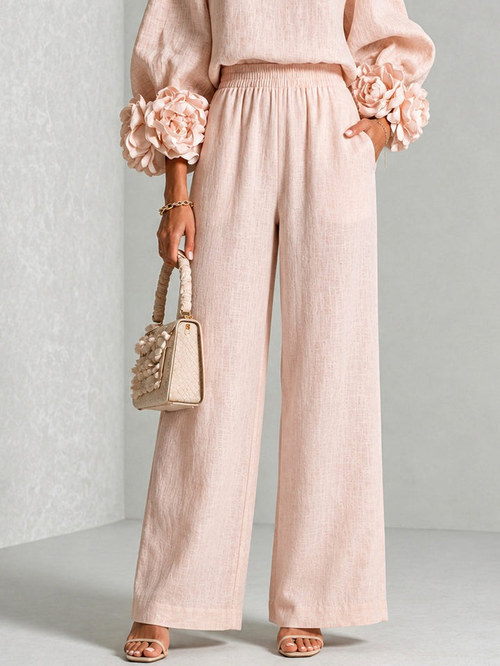 Completo donna floreale elegante con pantaloni larghi comodi e top abbinato. Abbigliamento versatile casual chic.