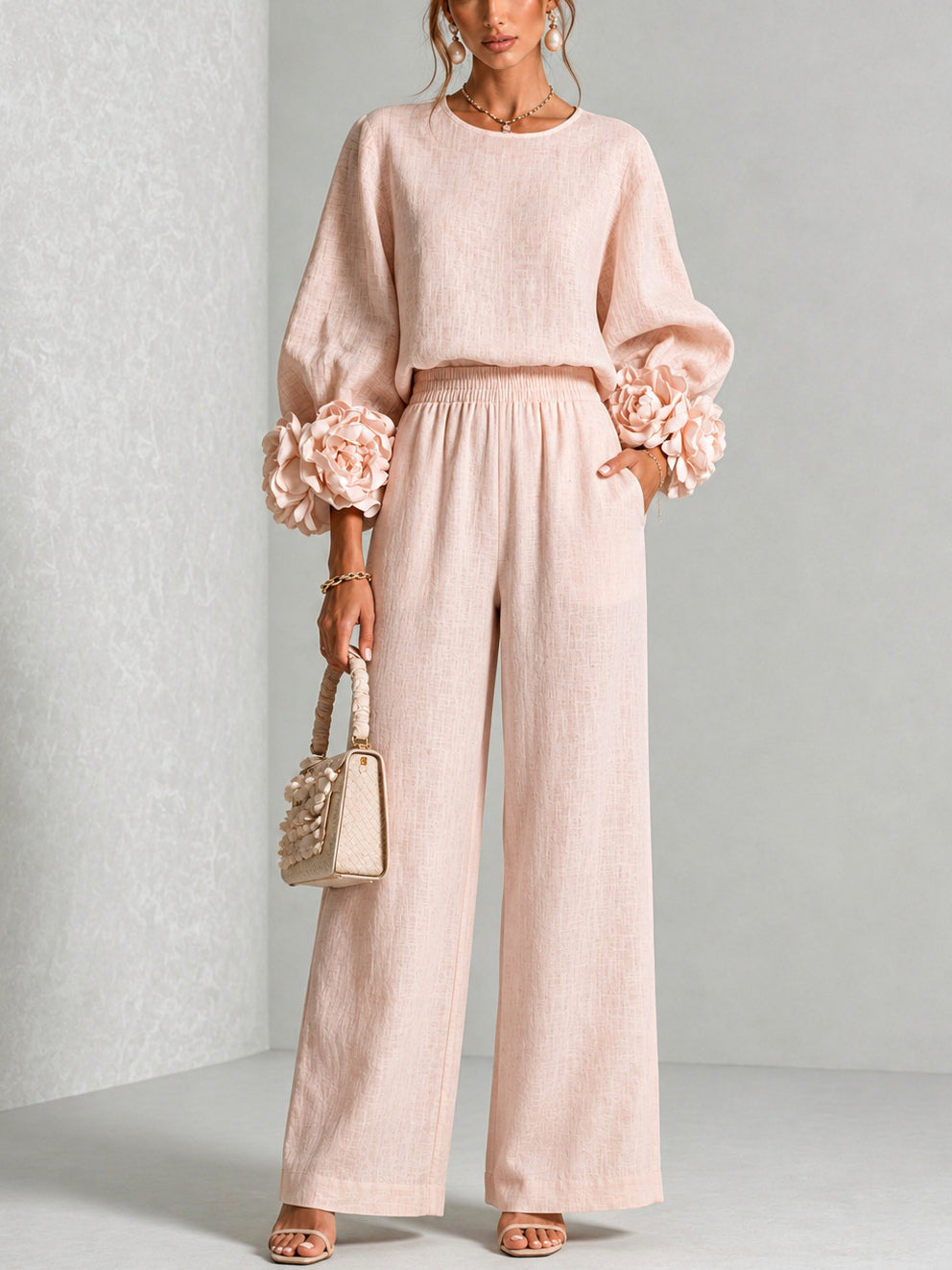 Completo donna elegante floreale in due pezzi: top a maniche e pantaloni larghi comodi. Ideale per un look casual chic.