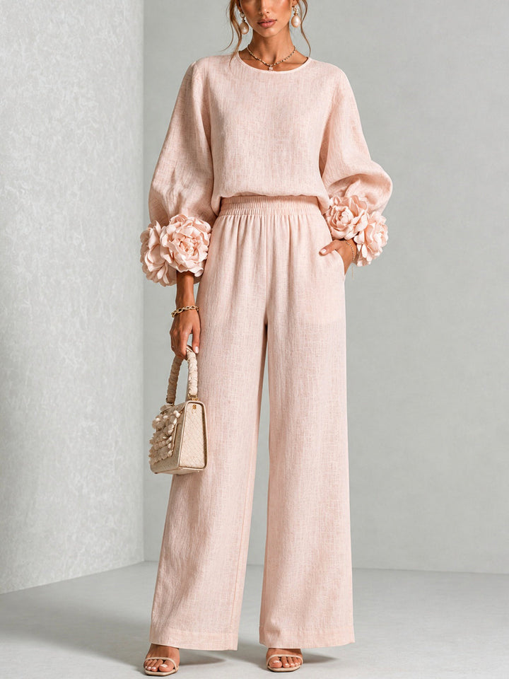 Completo donna elegante floreale in due pezzi: top a maniche e pantaloni larghi comodi. Ideale per un look casual chic.