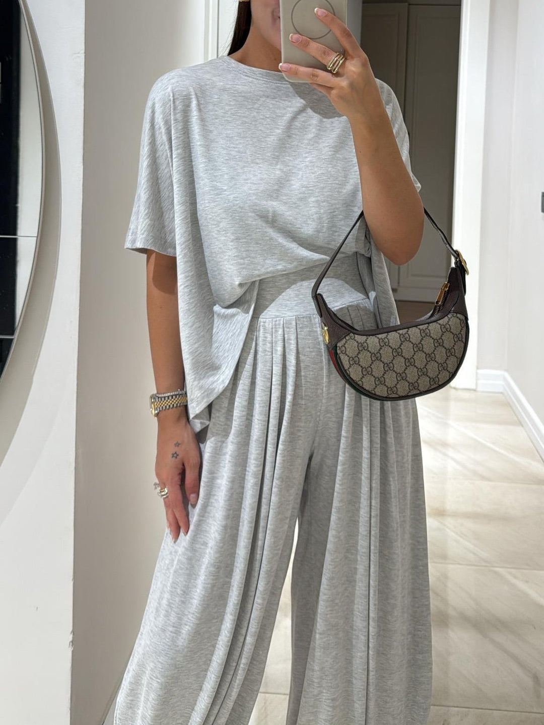 Completo donna morbido set due pezzi, top casual e pantaloni lenti. Abbigliamento comodo per stile rilassato.