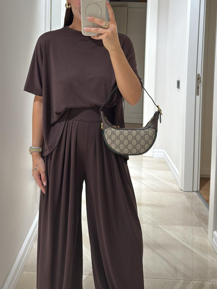 Completo donna marrone casual, top e pantaloni lenti. Set due pezzi moda donna abbigliamento comodo.