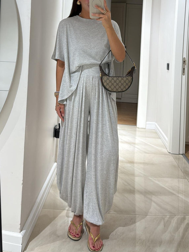Completo donna casual, top e pantaloni gamba larga. Set due pezzi comodo stile rilassato loungewear.