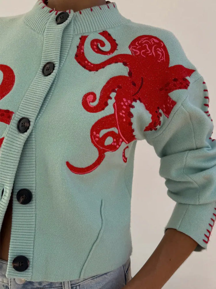 Cardigan donna azzurro a figura intera con motivo polpo. Stile casual e morbido per ogni giorno.