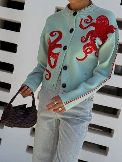 Tendenza moda femminile: cardigan donna azzurro con polpo, morbida maglieria per un look casual originale.