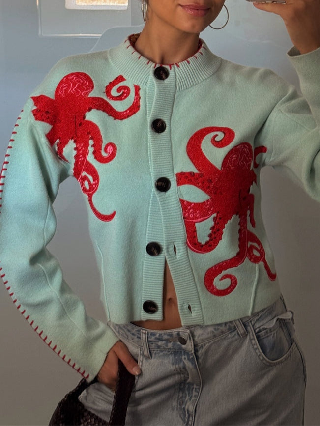 Dettaglio del morbido cardigan donna azzurro con intricato motivo a polpo, evidenziando la qualità della maglieria.