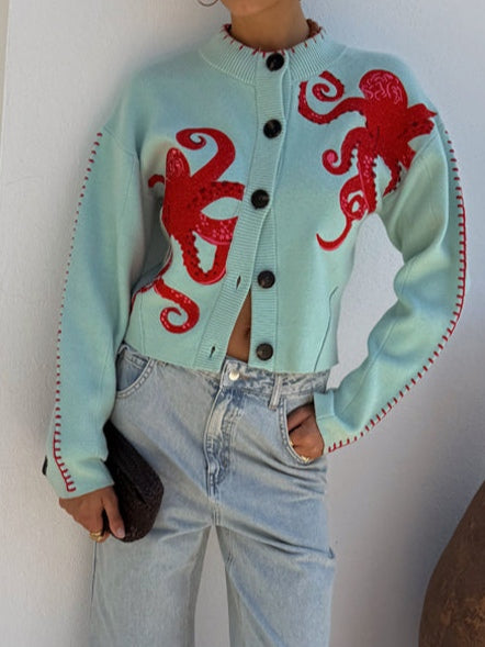 Cardigan donna azzurro cielo con audace motivo polpo, un capo di maglieria casual per la moda femminile.