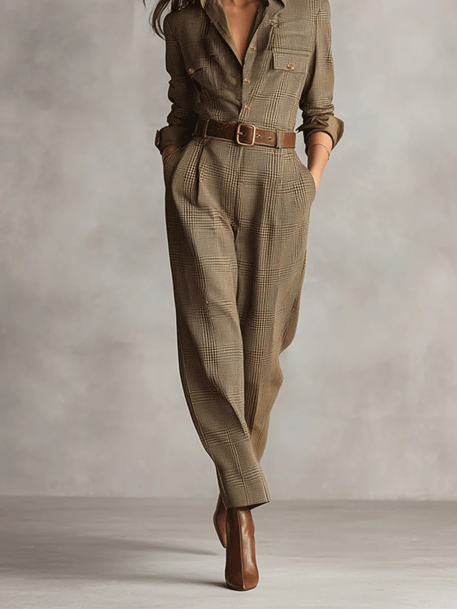 Tuta lunga donna marrone attillata, vestito intero versatile con dettagli unici. Abbigliamento moda donna.
