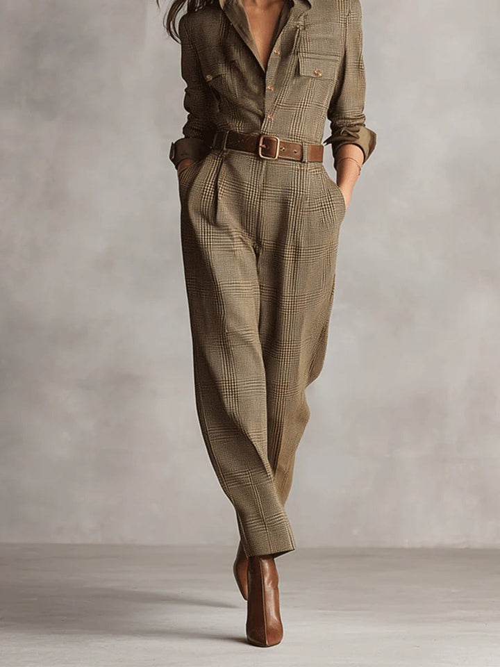 Tuta lunga donna marrone attillata, vestito intero versatile con dettagli unici. Abbigliamento moda donna.