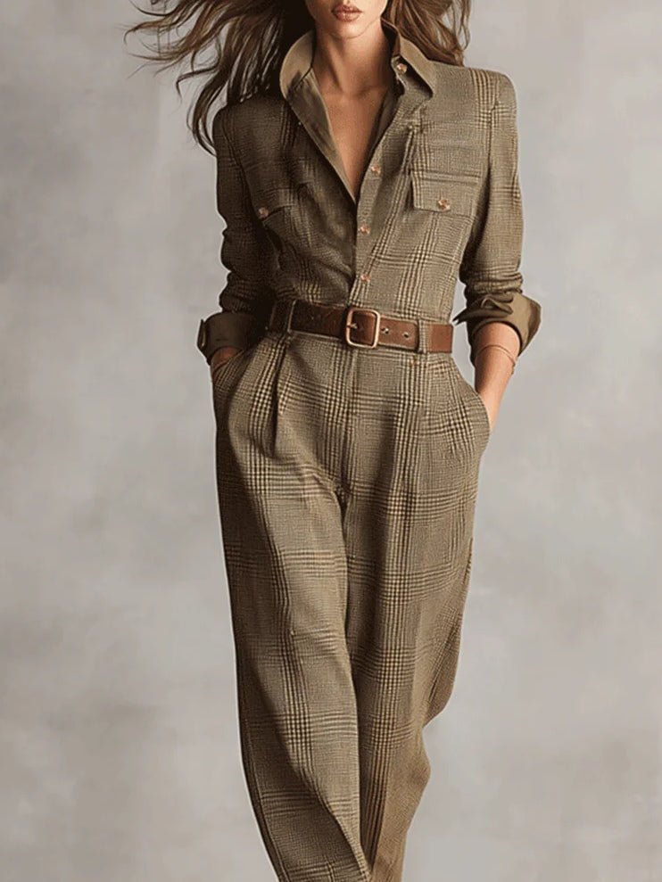 Elegante tuta jumpsuit marrone per donna, attillata, perfetta per un outfit serale o casual chic. Moda femminile.