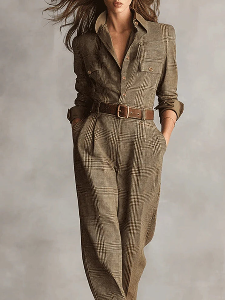 Elegante tuta jumpsuit marrone per donna, attillata, perfetta per un outfit serale o casual chic. Moda femminile.