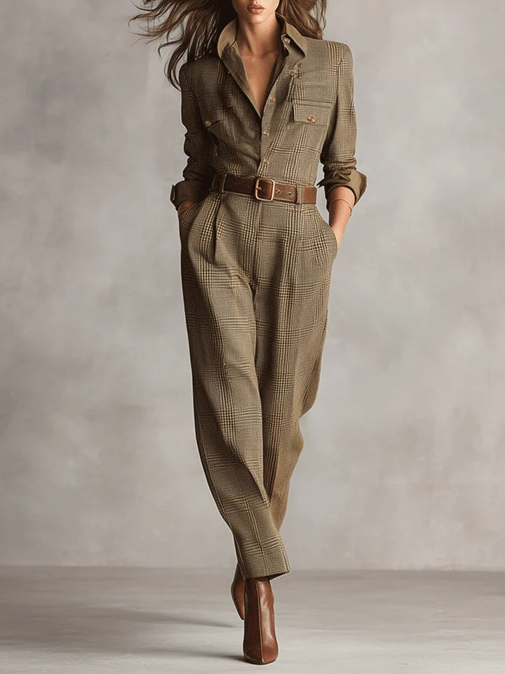 Tuta donna attillata marrone con dettagli strutturati, ideale per un look elegante e moderno. Jumpsuit lunga.
