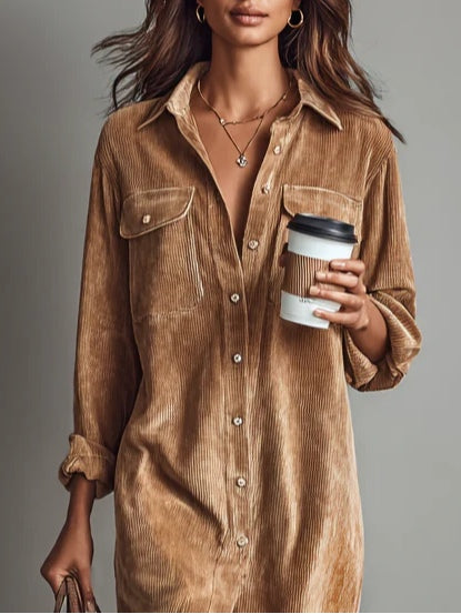 Abito midi donna cammello, vestito camicia comodo per outfit casual ed eleganti. Moda versatile marrone.
