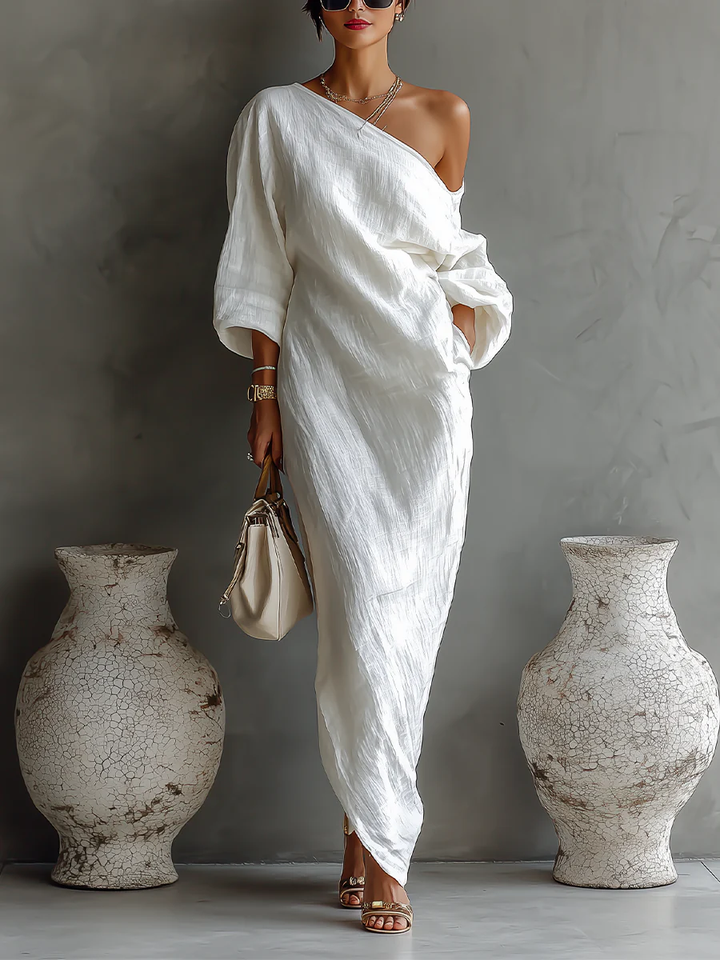 Abito maxi monospalla nero, elegante e fluido, perfetto per serate o cerimonie estive.