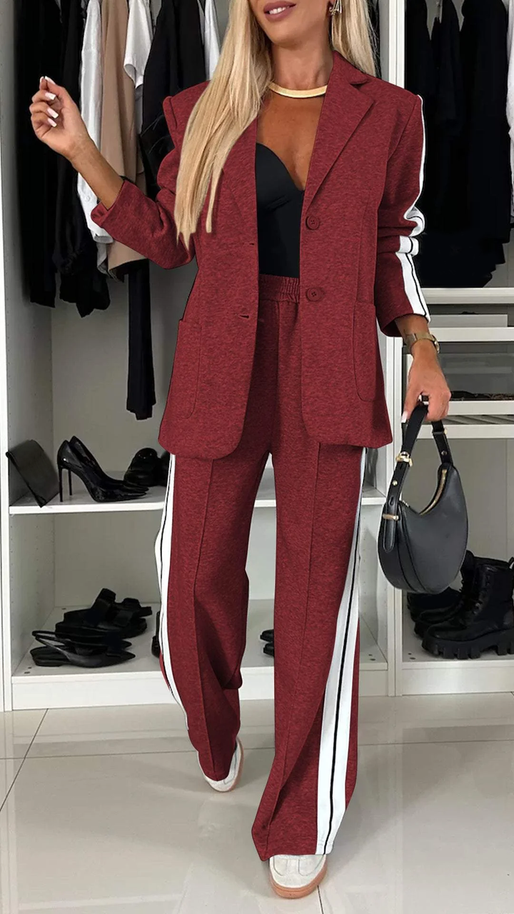 Dettaglio: pantaloni a gamba larga del completo donna, perfetti con giacca a righe per outfit estivi.