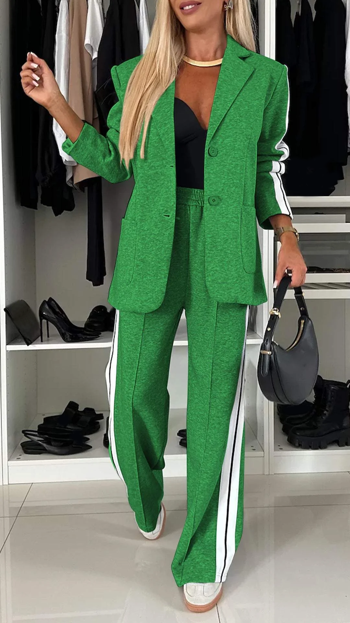 Dettaglio: giacca monopetto a righe larghe del completo casual donna. Tessuto leggero, look moderno.