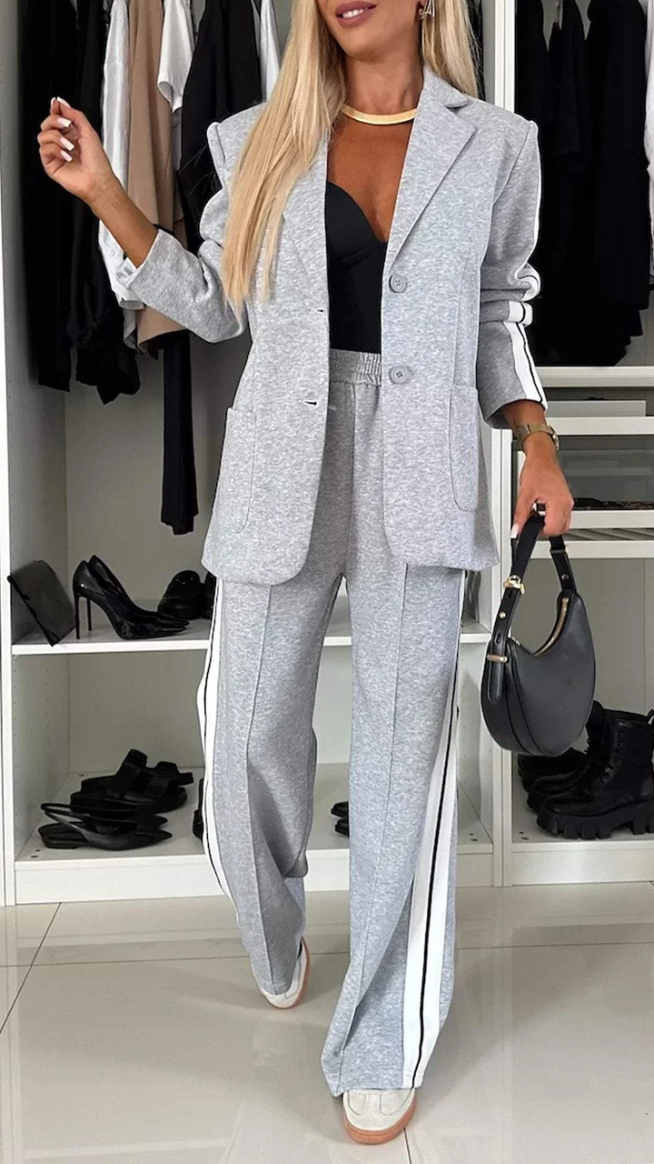 Completo donna casual monopetto: giacca a righe larghe e pantaloni ampi. Ideale per look primaverili.