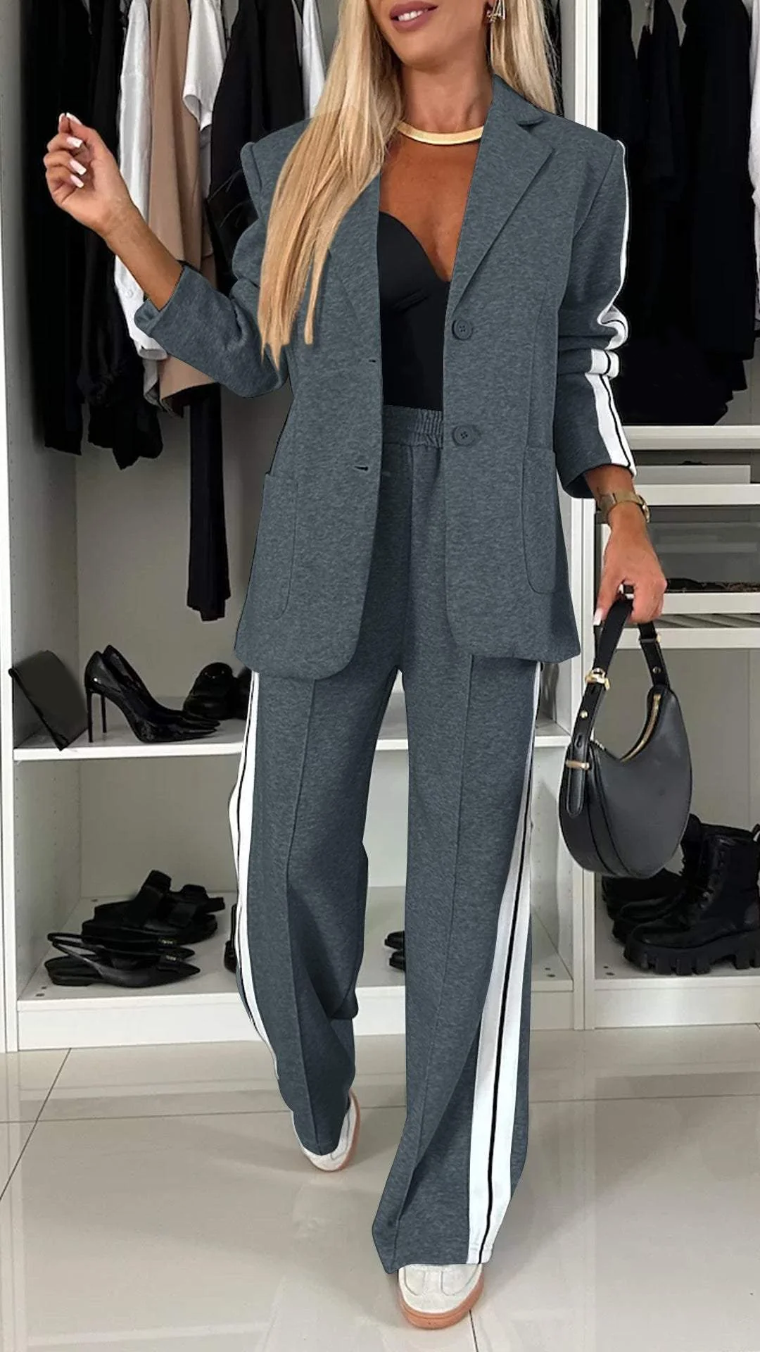 Abbigliamento donna: completo casual monopetto a righe con pantaloni a gamba larga per ogni occasione.