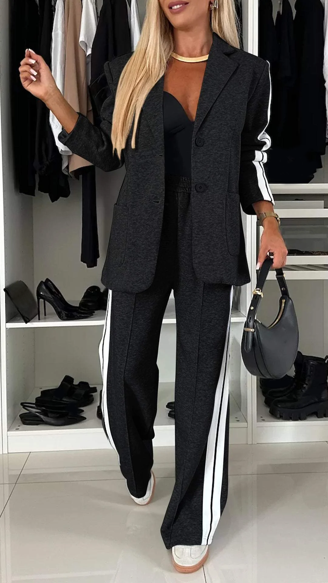 Look primaverile donna: giacca a righe larghe e pantaloni ampi, completo due pezzi versatile ed elegante.