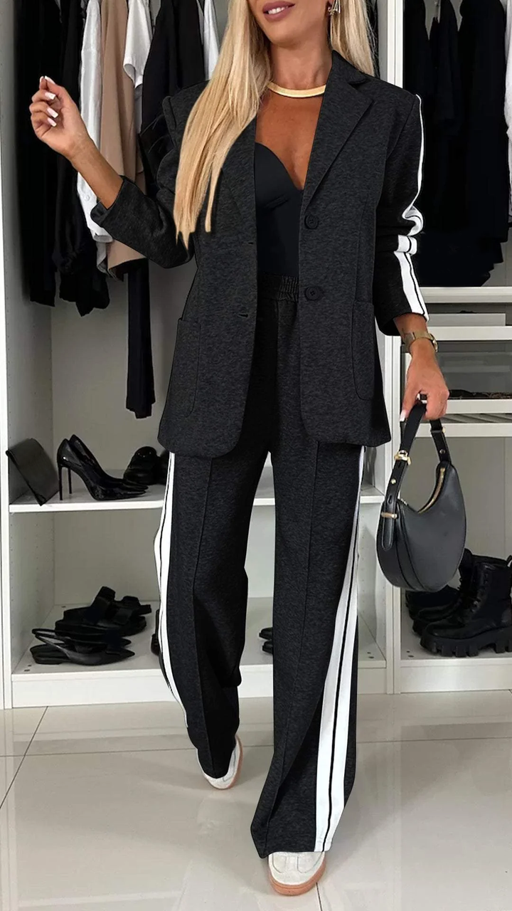 Look primaverile donna: giacca a righe larghe e pantaloni ampi, completo due pezzi versatile ed elegante.