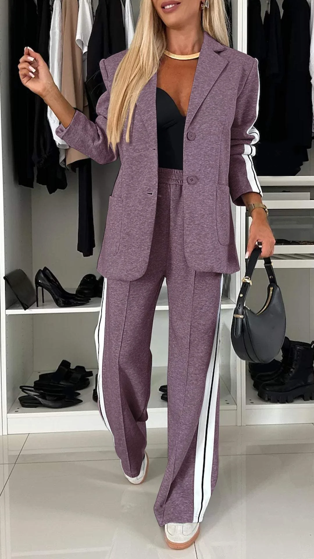 Moda donna elegante rilassata: set coordinato giacca a righe e pantaloni a gamba larga. Due pezzi ufficio chic.