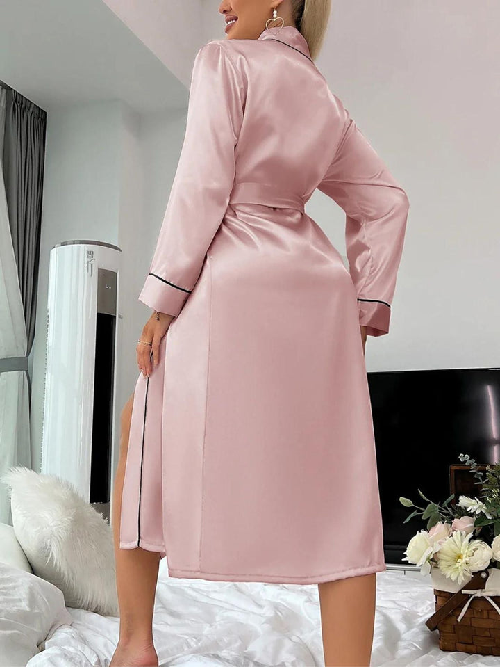 Elegante kimono raso donna, leggero e setoso, per momenti di benessere e tranquillità.