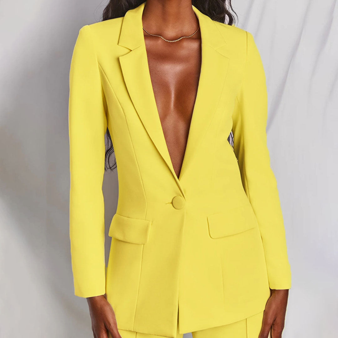 Completo professionale donna, blazer e pantaloni eleganti, ideale per il lavoro e outfit formale.