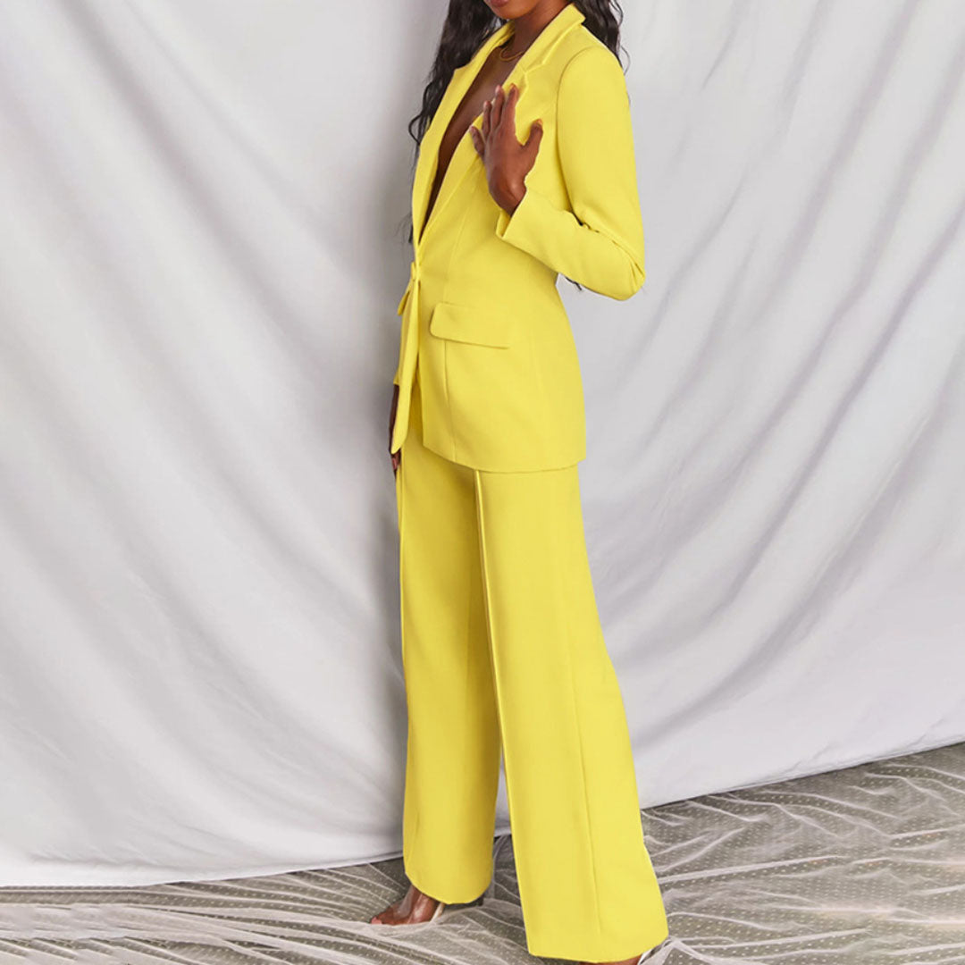 Completo elegante donna: blazer sartoriale e pantaloni coordinati per un look raffinato in ufficio.