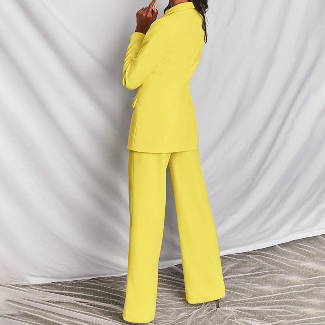 Completo versatile donna con blazer e pantaloni, adatto per lavoro, eventi e abbigliamento formale.