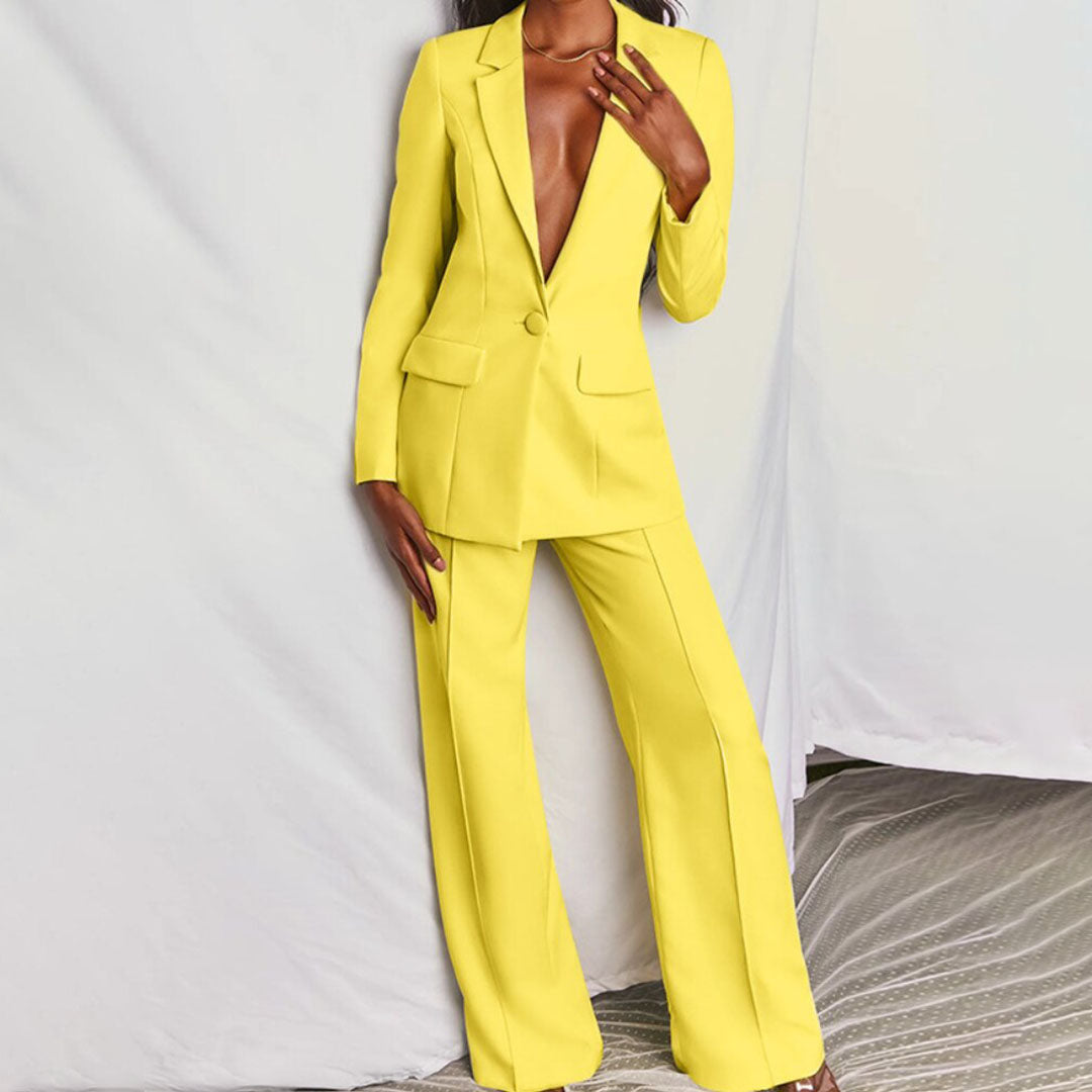 Completo donna elegante con blazer e pantaloni, perfetto per ufficio e occasioni formali.