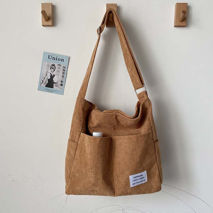 Borsa a spalla in velluto a coste nero, capiente e chic, ideale per la donna moderna.