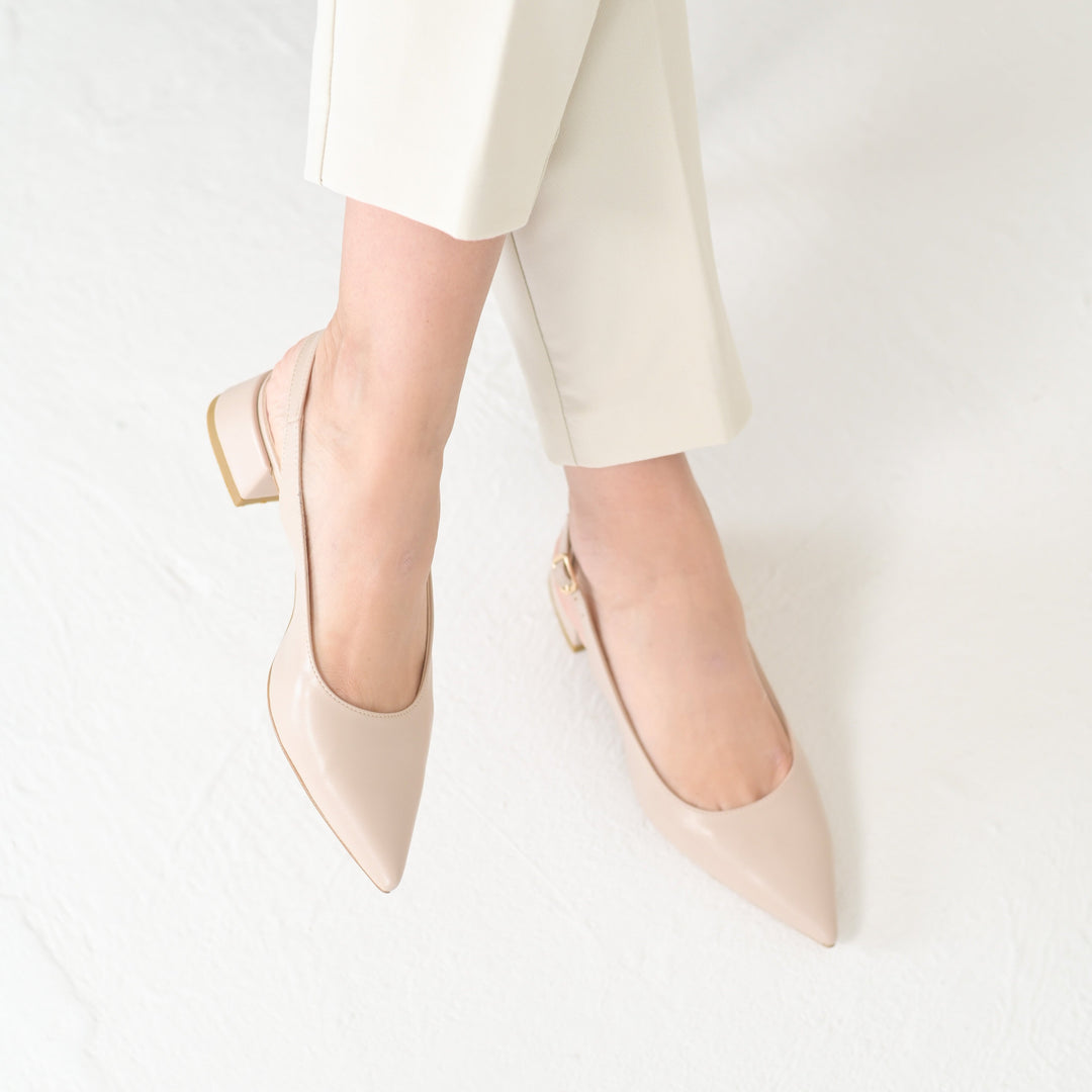Scarpe ballerine slingback eleganti, design curato per la donna moderna.