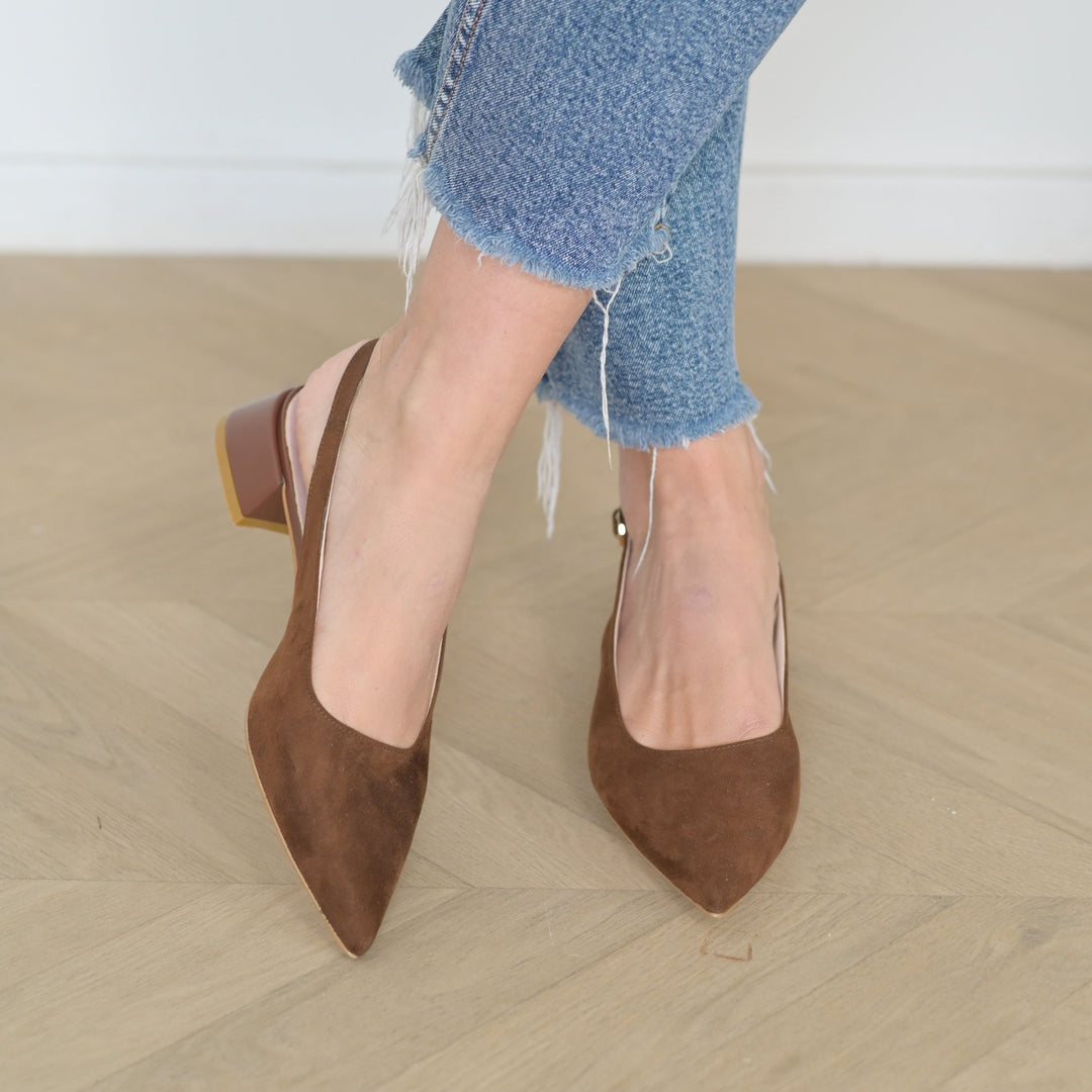 Ballerine slingback in pelle, un classico reinventato per la moda donna.