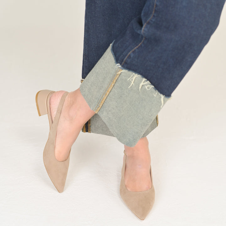 Comfort e stile con queste ballerine slingback in pelle per donna, cinturino chic.