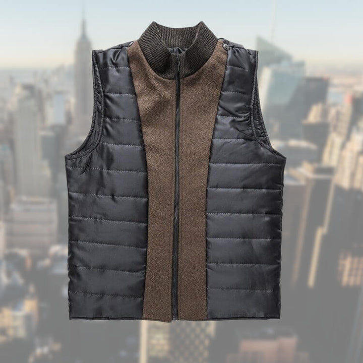 Soprabito uomo nero, con gilet staccabile, un capospalla elegante e versatile per la moda invernale maschile.