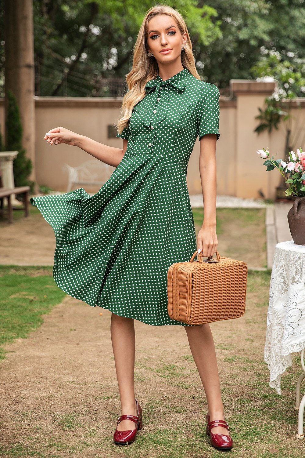 Abito donna vintage a pois verde con maniche corte, vestito midi linea A per eleganza retrò.