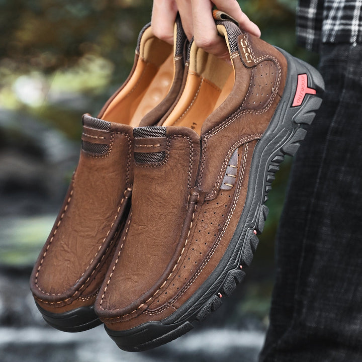 Scarpe slip-on uomo nere, design minimalista, suola antiscivolo e comfort ammortizzato.