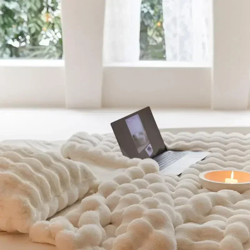 Grande coperta accogliente in lambswool, incredibilmente morbida e calda, ideale per il relax su divano o letto.