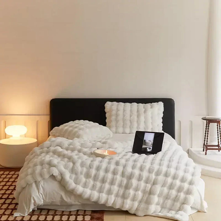 Regalo perfetto: coperta lussuosa in lambswool, calda e morbida, comfort sublime per ogni ambiente di casa.