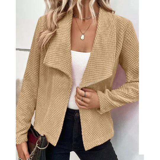 Giacca aperta donna dal design a cascata. Versatile abbigliamento femminile per un tocco casual o elegante.