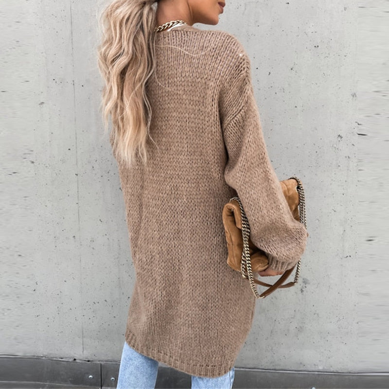 Versatile cardigan lungo da donna, ottimo per aggiungere un tocco di eleganza casual a qualsiasi outfit.