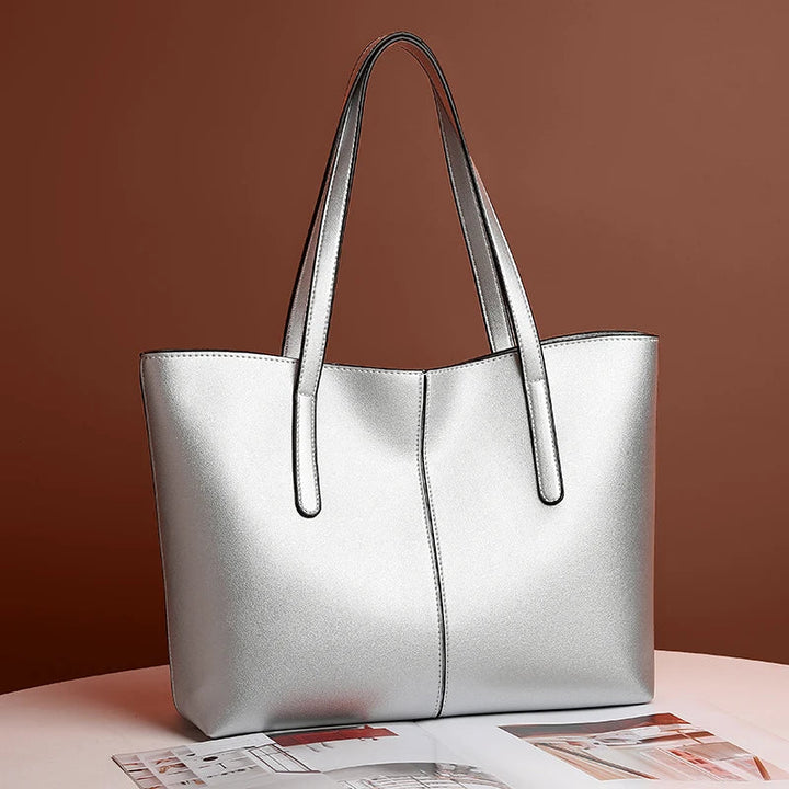 Elegante borsa donna a tracolla in morbida pelle vegana. Accessorio chic e sostenibile per look casual e raffinati.
