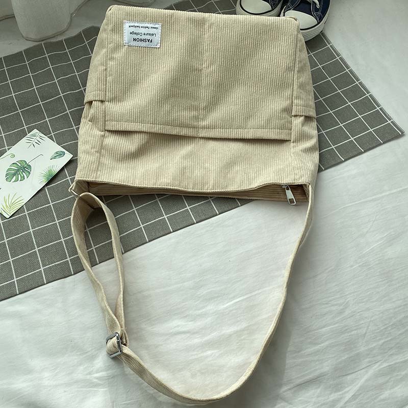 Borsa donna bianca in velluto a coste, accessorio moda retrò chic per un tocco di classe.