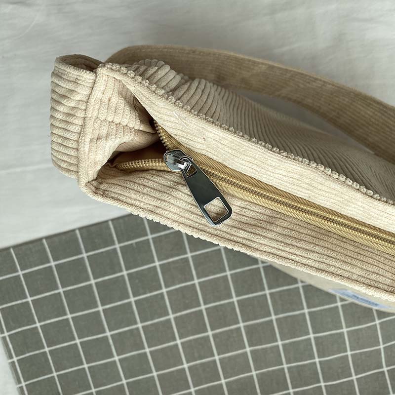 Borsa capiente in velluto a coste per donna, versatile per tutte le occasioni.