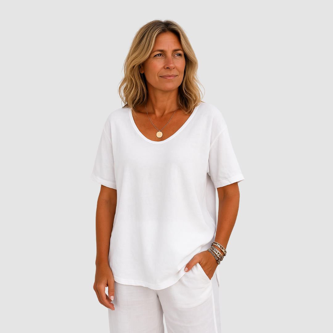 Top donna casual estivo con scollo a U ampio, perfetto per giornate calde e outfit comodi.