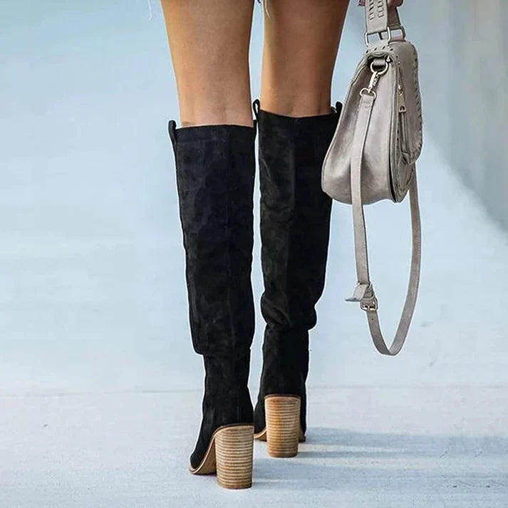 Stivali alti donna al ginocchio, neri, per un look sofisticato e calda moda invernale.